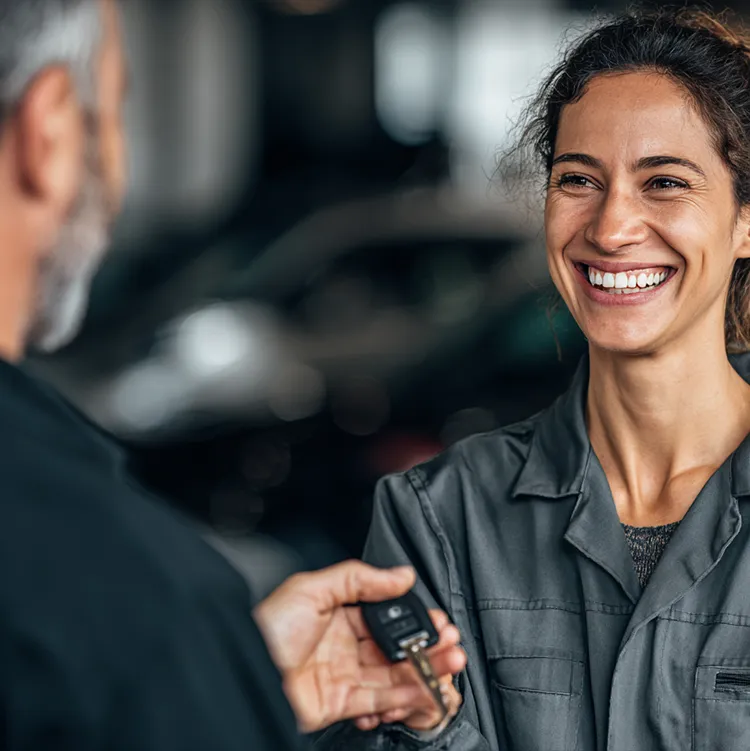 Autoschlüssel nachmachen Gießen – zufriedener Kunde erhält neuen Fahrzeugschlüssel