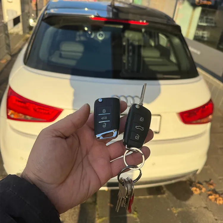 Audi Autoschlüssel nachgemacht, Auto im Hintergrund - Kundenprojekt