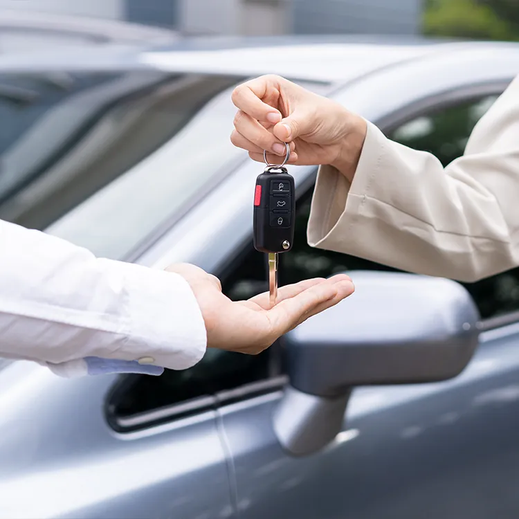 Kunde zufrieden: Schlüsselübergabe - VW Autoschlüssel nachmachen