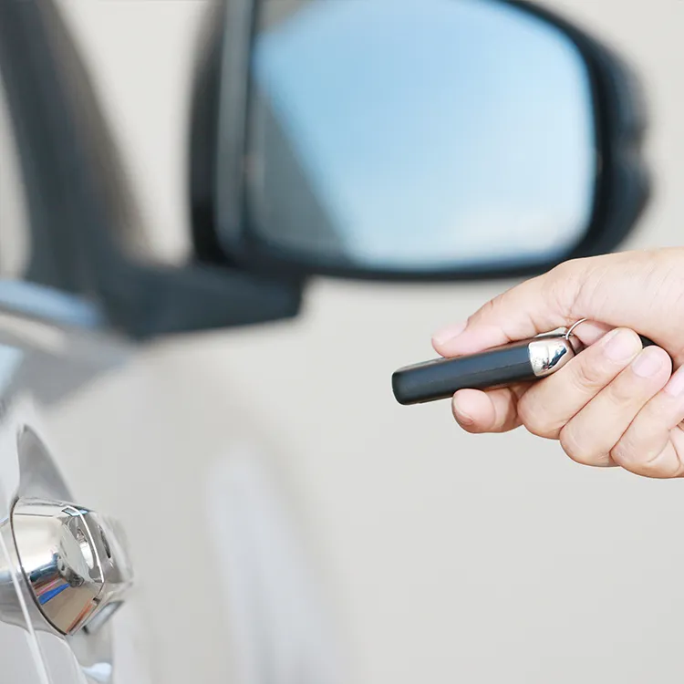 Zufriedene Kunden BMW Autoschlüssel Zufriedener Kunde öffnet sein Auto - BMW Schlüssel kopieren bei Autoschlüssel kopieren